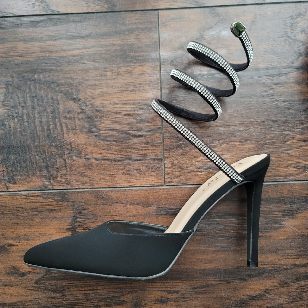 Size 8, black heels, rhinestone tie